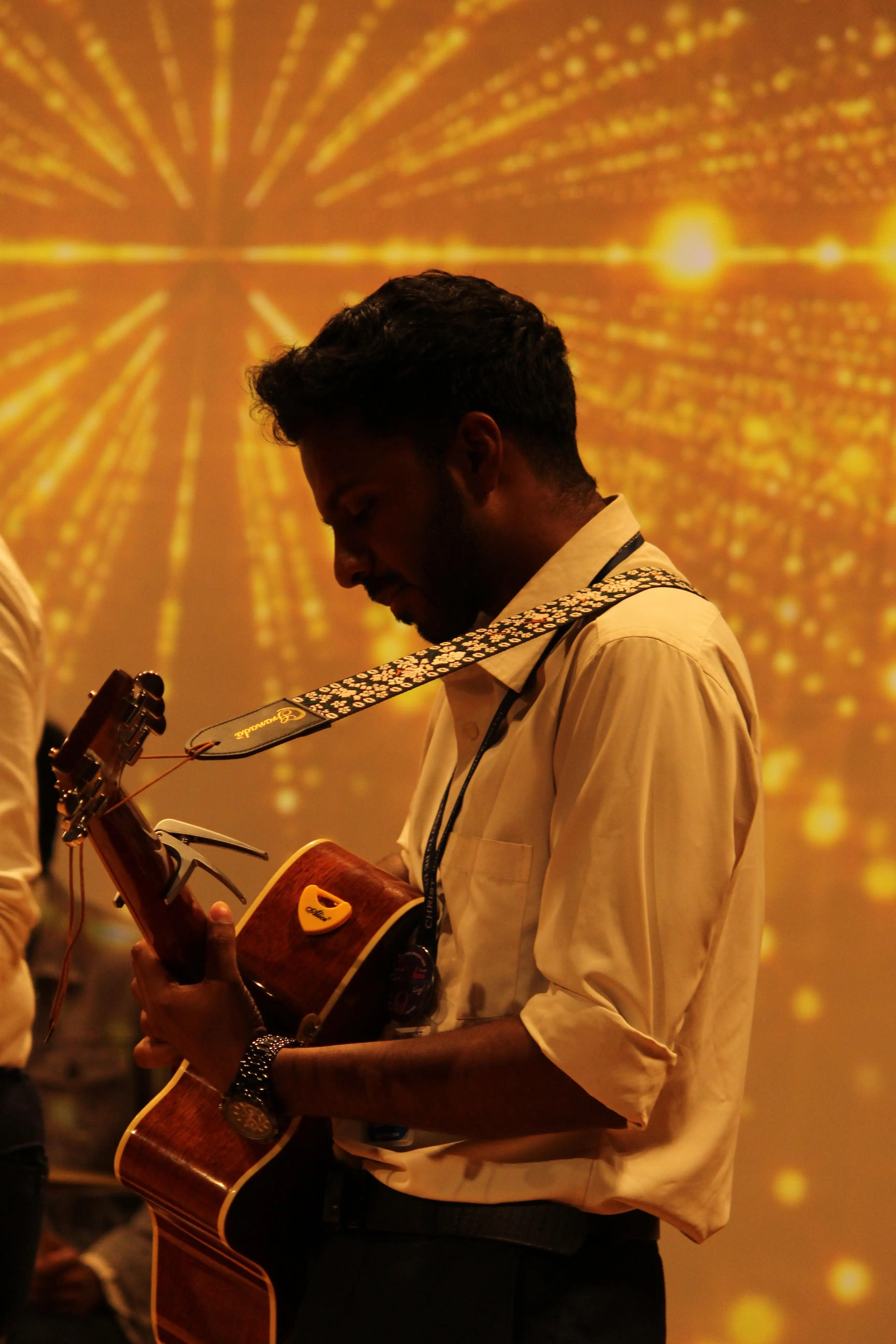 Chloy Costa performing with a guitar